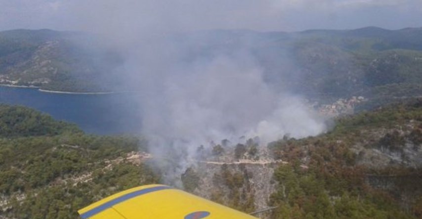 Novi požar na Korčuli: U munjevitoj akciji vodenim bombama spasili kuće kod Brne